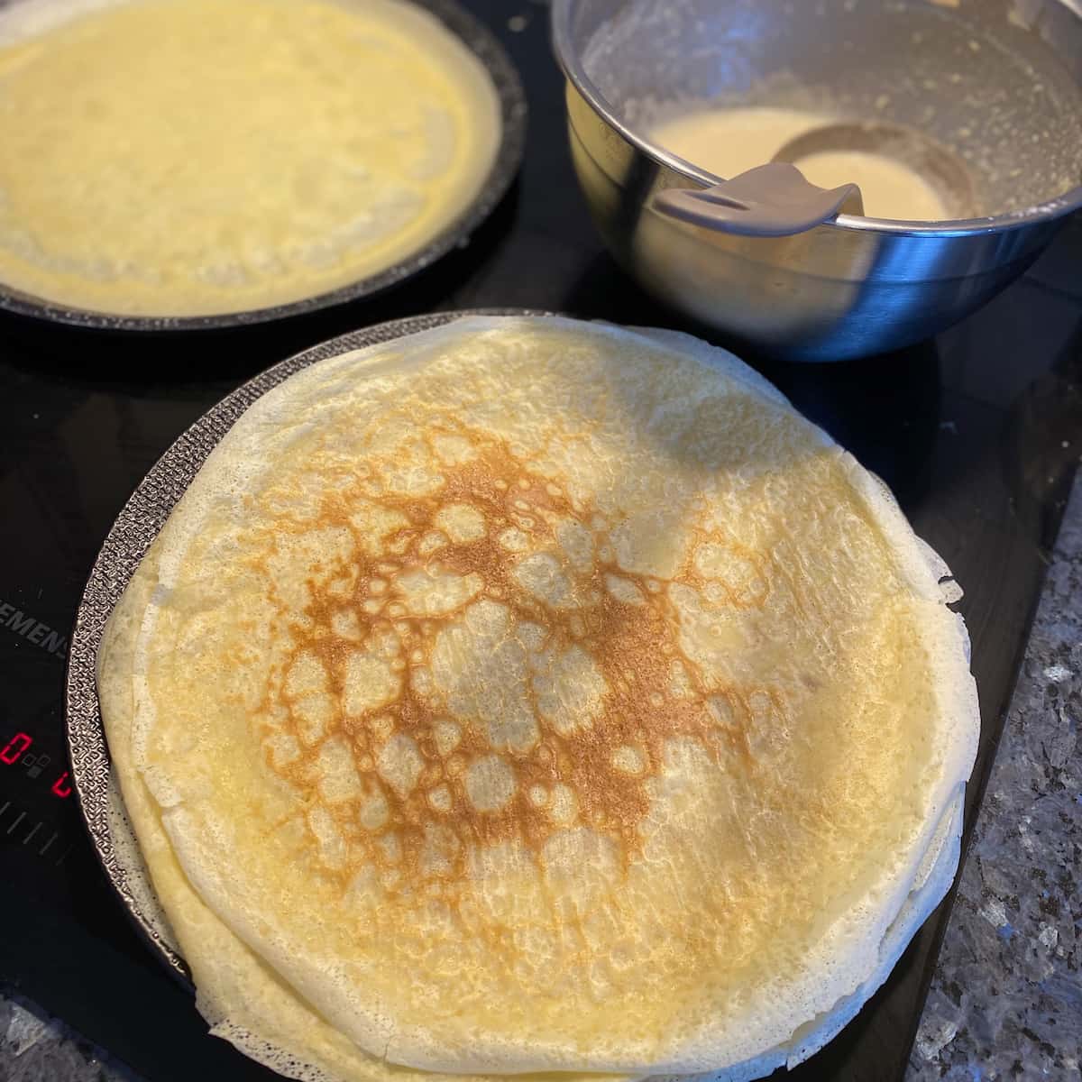Crepe-stand making thin crepe pancakes
