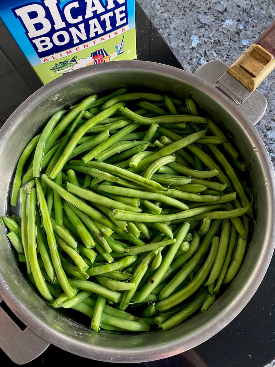 haricots verts in a large pan of unsalted boiling water next to bicarbonate of soda
